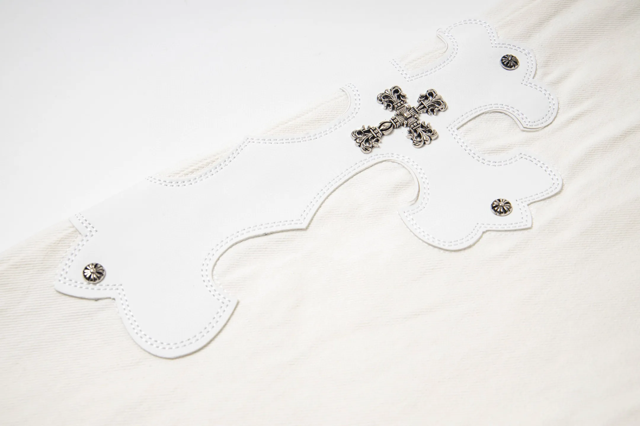 P280 💰 (Top version) Chrome Hearts White Bull King Metal Cross White Leather Heavy Industry Jeans Chrome Hearts is a brand that has always been famous for its high-end and design. The quality of these pants is unparalleled, and a pair is often hard to find at counters. It uses top-notch heavy-duty washing technology, the calf leather laser-cut cross is particularly exquisite, and the aged silver hardware adds a sense of retro and luxury. White denim fabric, paired with a cross leather design, is fashionable and individual. The straight version is also particularly slim. The style is the same for men and women, so whoever wears it will look better! The matching suggestions are as follows: Cool street style: Pair the upper body with a black short crop top, a black leather jacket, and black Martin boots. Wear a silver necklace and ring from Crowe and walk on the street to feel cool. Casual fashion style: wear a simple white cotton T-shirt inside, a loose denim jacket outside, and white sneakers. Overall casual and comfortable, suitable for daily travel and shopping. High-end outfit: Pair it with a black silk-textured shirt, tuck it into pants, and put on a pair of black leather shoes. Wear a black suit jacket to instantly enhance your temperament, and you can attend some formal occasions without any pressure. Color: White Ox King Size: 28-30-32-34 (corresponds to S-M-L-XL)